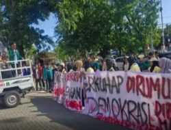 Aksi Damai BEM SI dan Warga di DPRD Sumbar Berakhir Kondusif