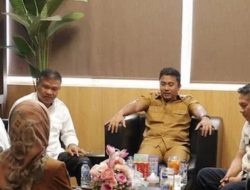 Viral Seberangi Sungai Demi Pasien, Bidan Dona Disambut Hangat Wagub dan DPRD Sumbar