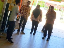 Wakil Ketua DPRD Sumbar Salurkan 13 Unit Komputer ke SMA 2 Padang