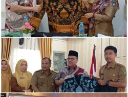 Ketua DPRD Sumbar Muhidi Serahkan Baju Batik untuk ASN dan Guru di Kota Padang